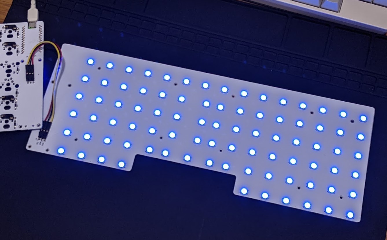 大量のRGB LEDが印象的なOptima615(試作版)